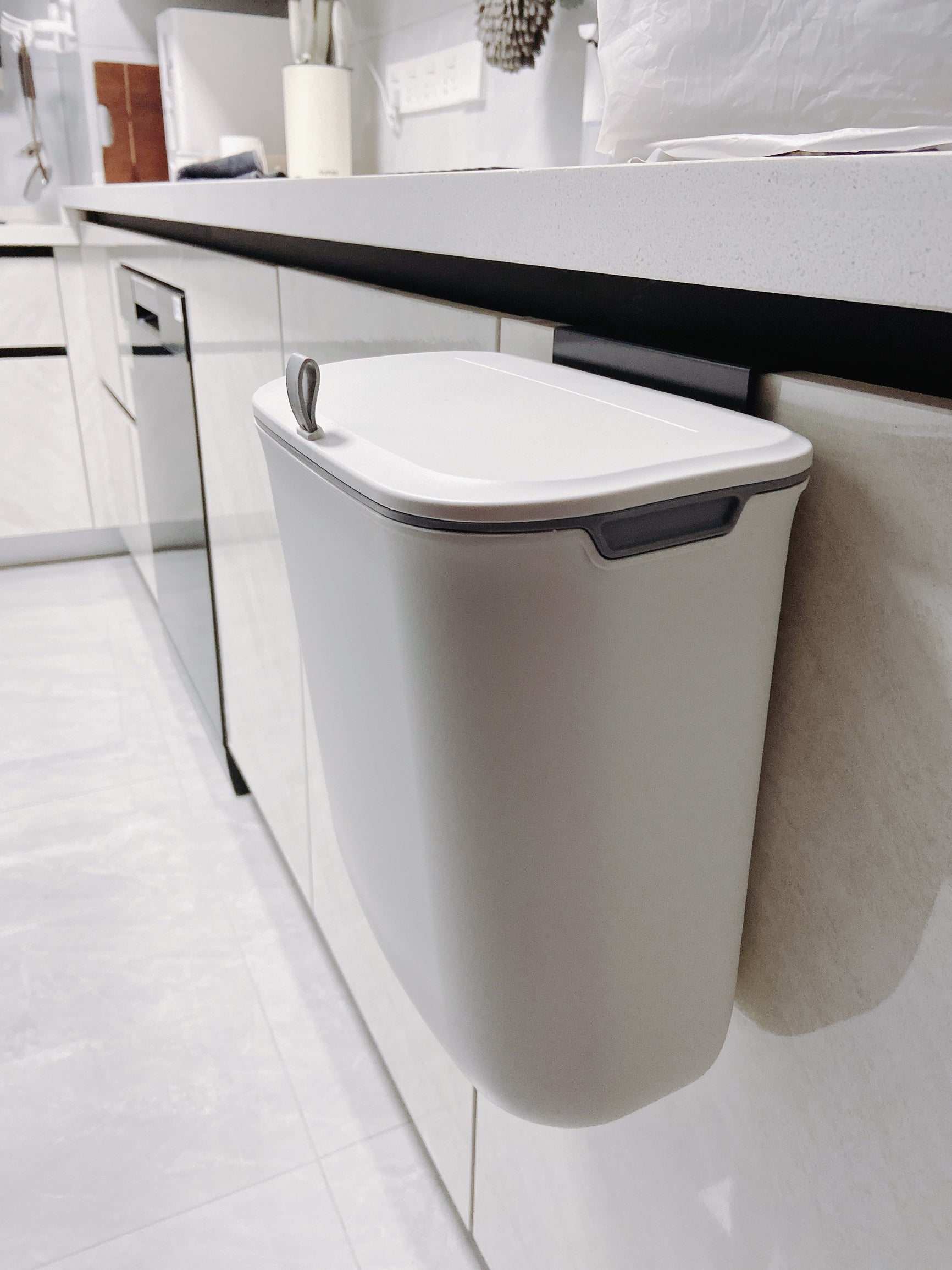 ELPHECO Kitchen Compost Bin 9L Hanging Trash Can with Lid Slide Open, Kitchen Cabinet Door Under Sink Plastic Compost Bin