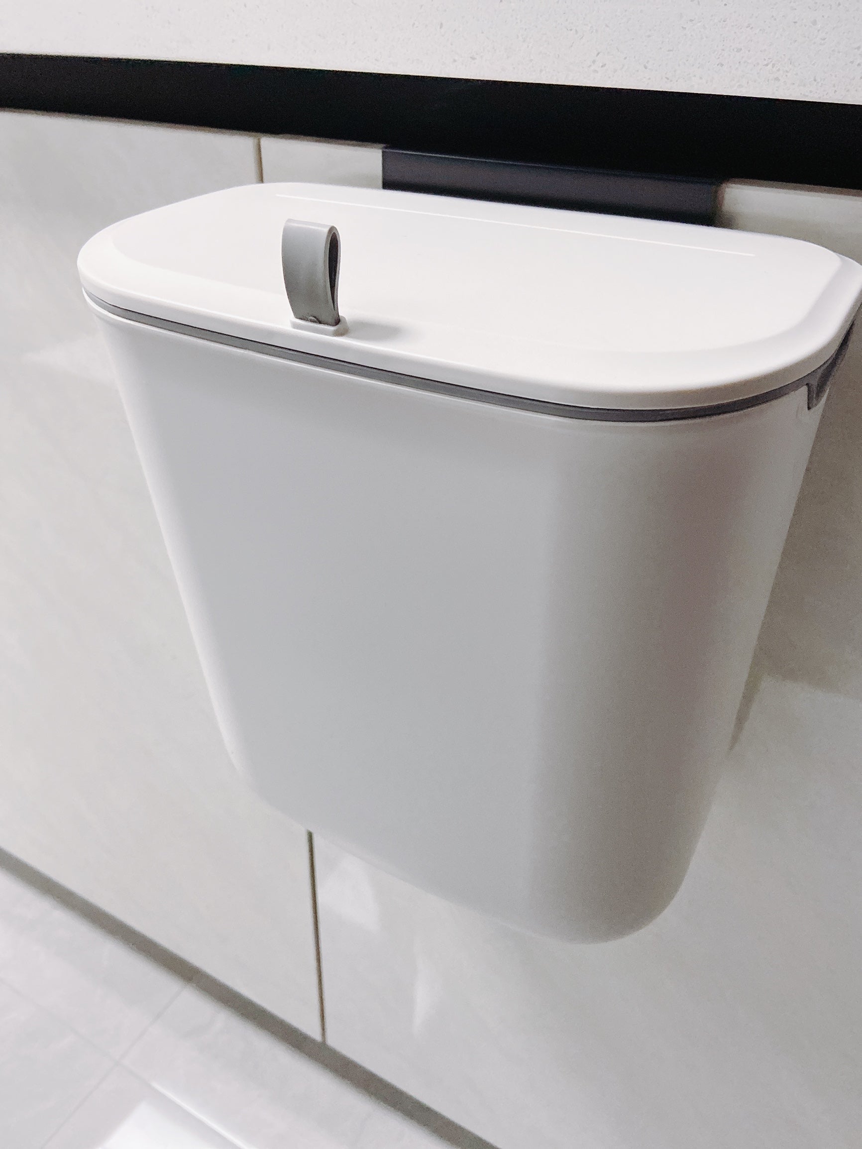 ELPHECO Kitchen Compost Bin 9L Hanging Trash Can with Lid Slide Open, Kitchen Cabinet Door Under Sink Plastic Compost Bin